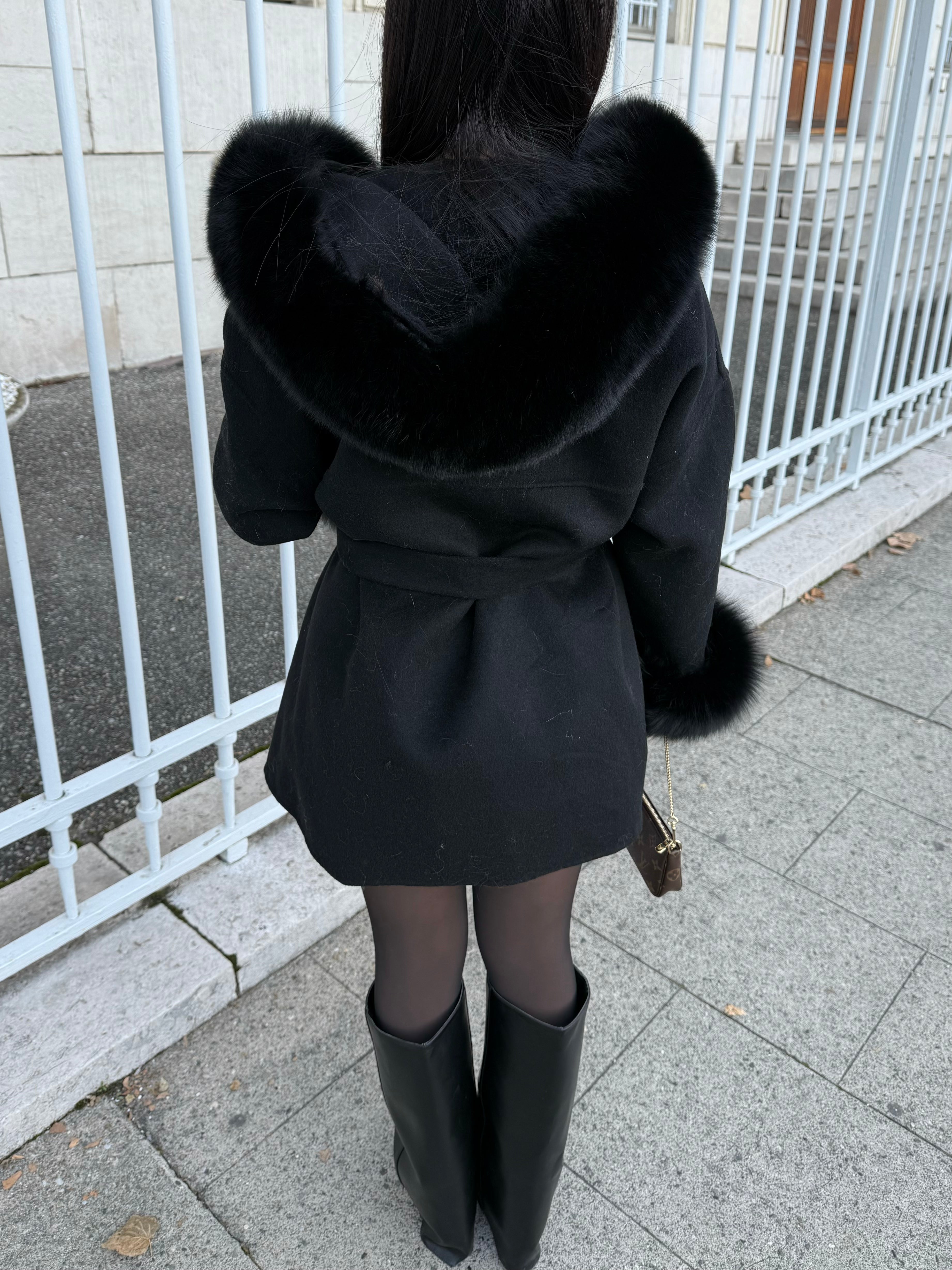 MANTEAU EN LAINE ET EN FOURRURE NOIRE À CAPUCHE