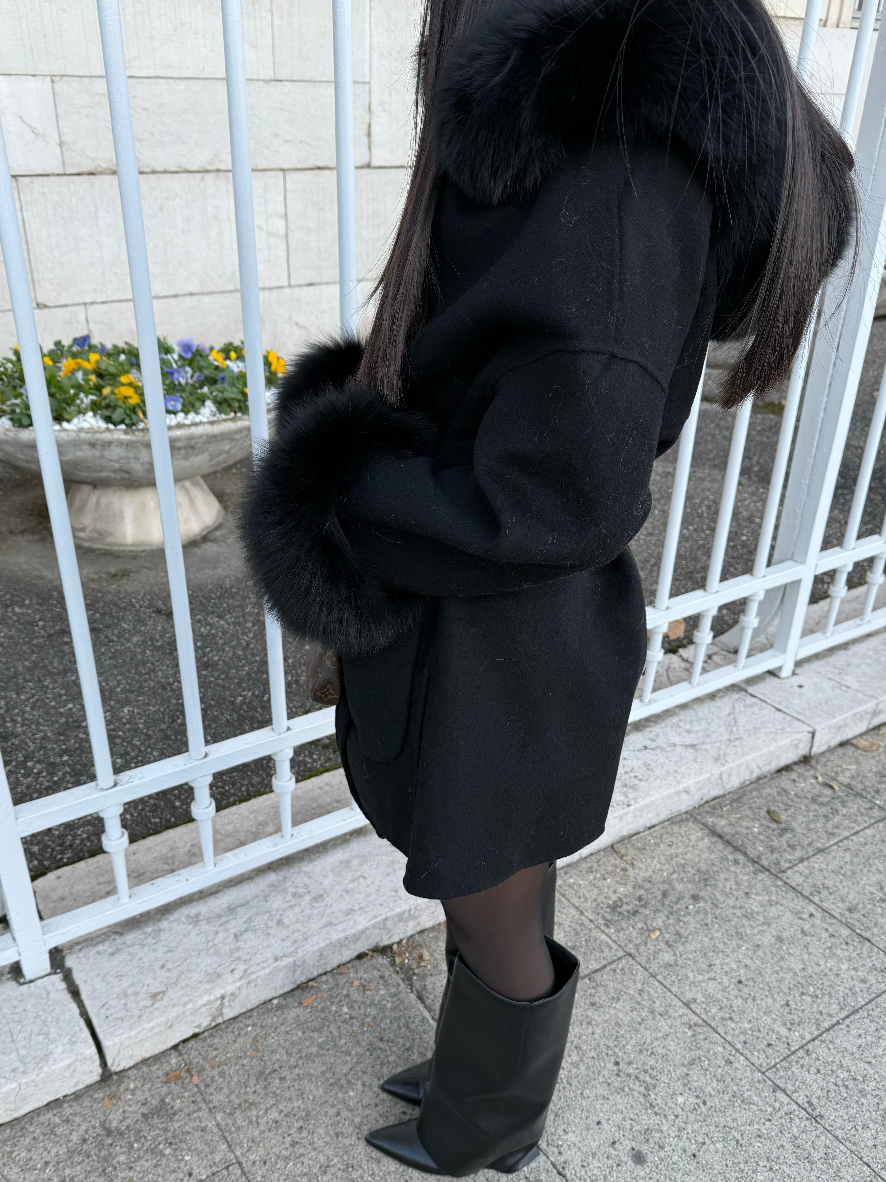 MANTEAU EN LAINE ET EN FOURRURE NOIRE À CAPUCHE