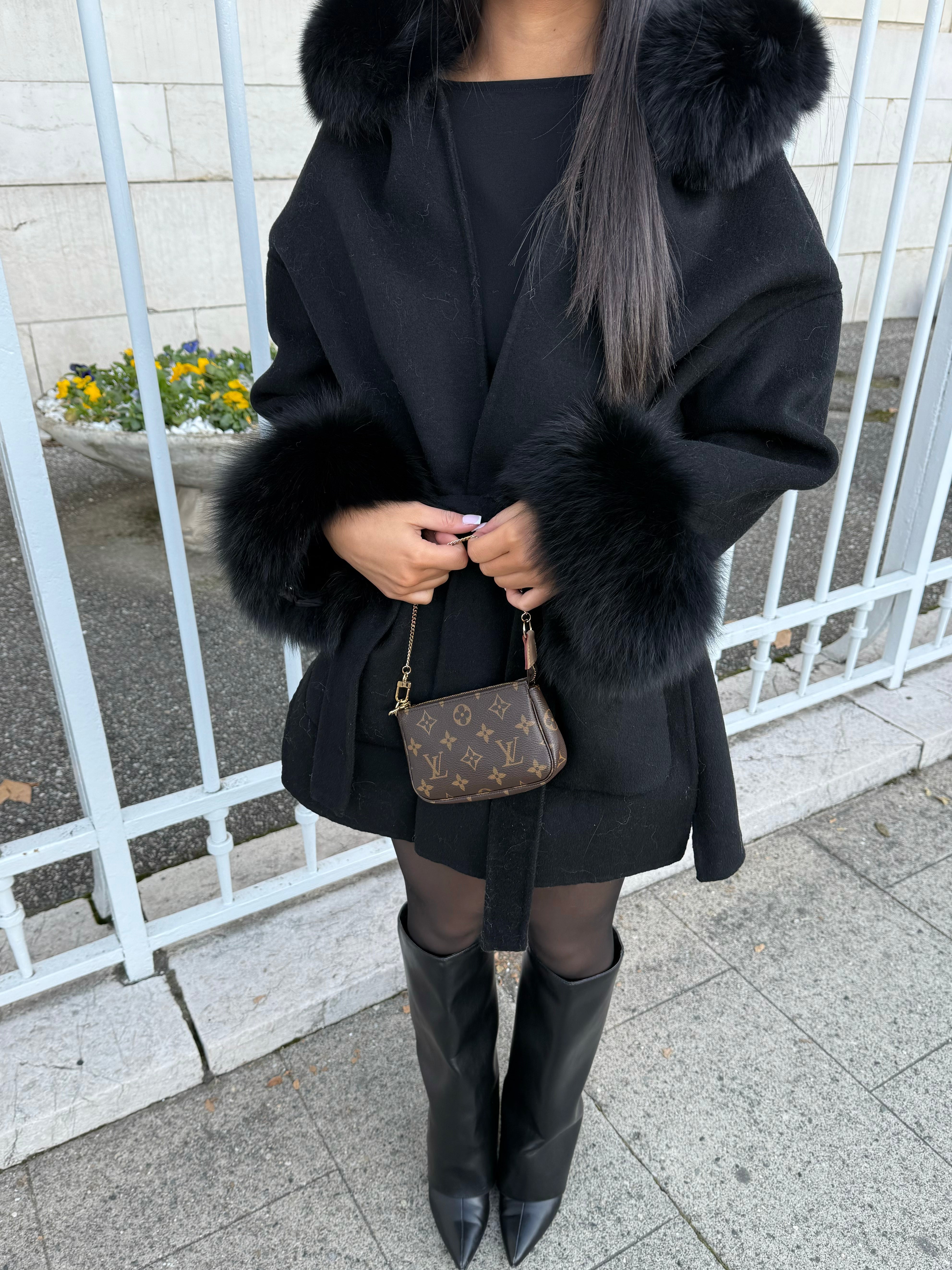 MANTEAU EN LAINE ET EN FOURRURE NOIRE À CAPUCHE